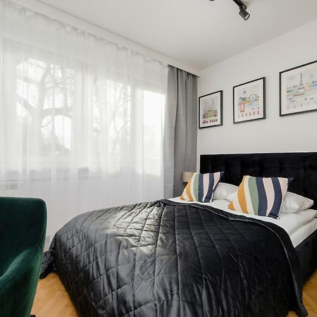 Modern Black & Wooden Apartment Warsaw Near The Airport By Noclegi Renters Zewnętrze zdjęcie