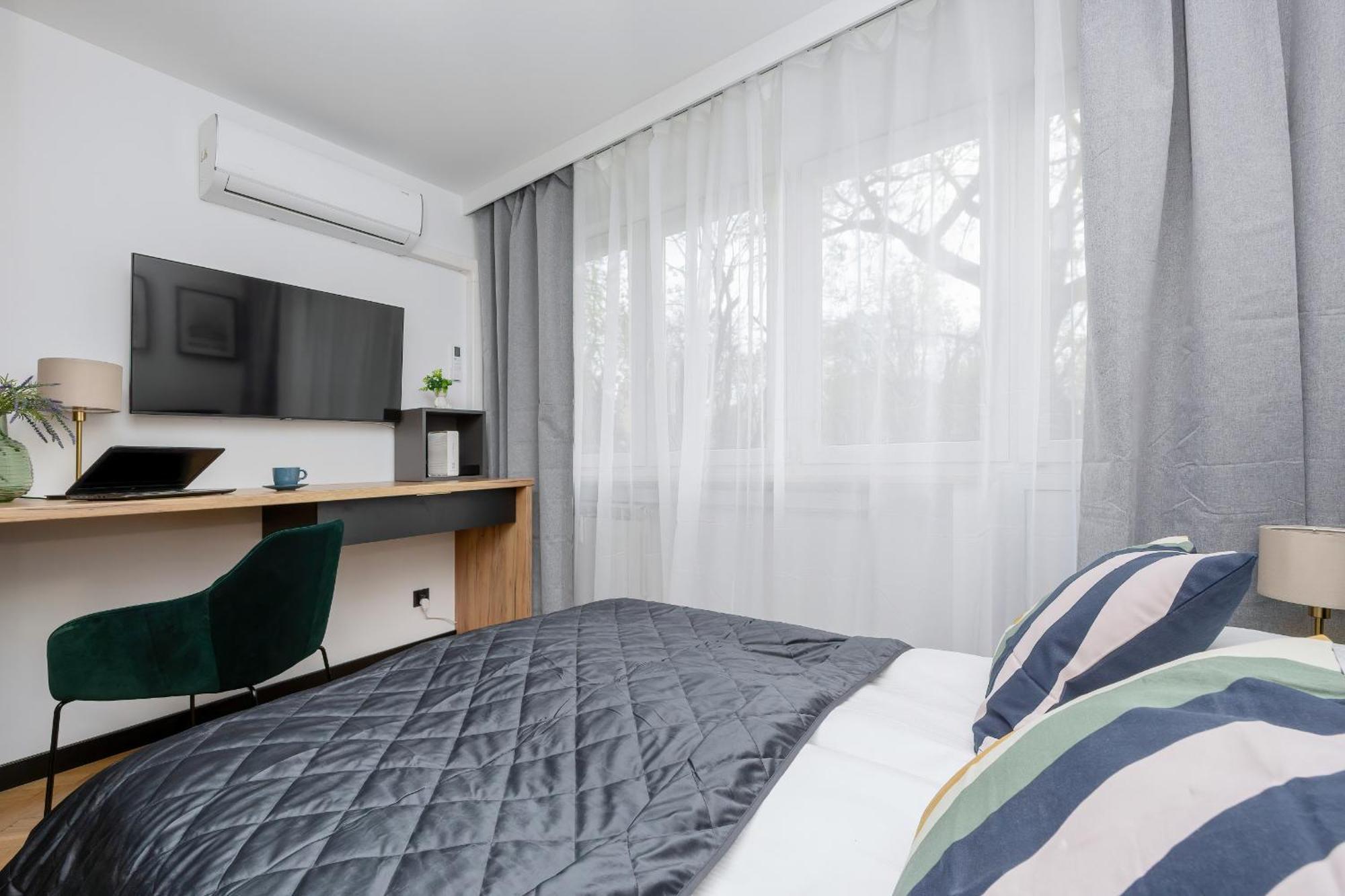 Modern Black & Wooden Apartment Warsaw Near The Airport By Noclegi Renters Zewnętrze zdjęcie