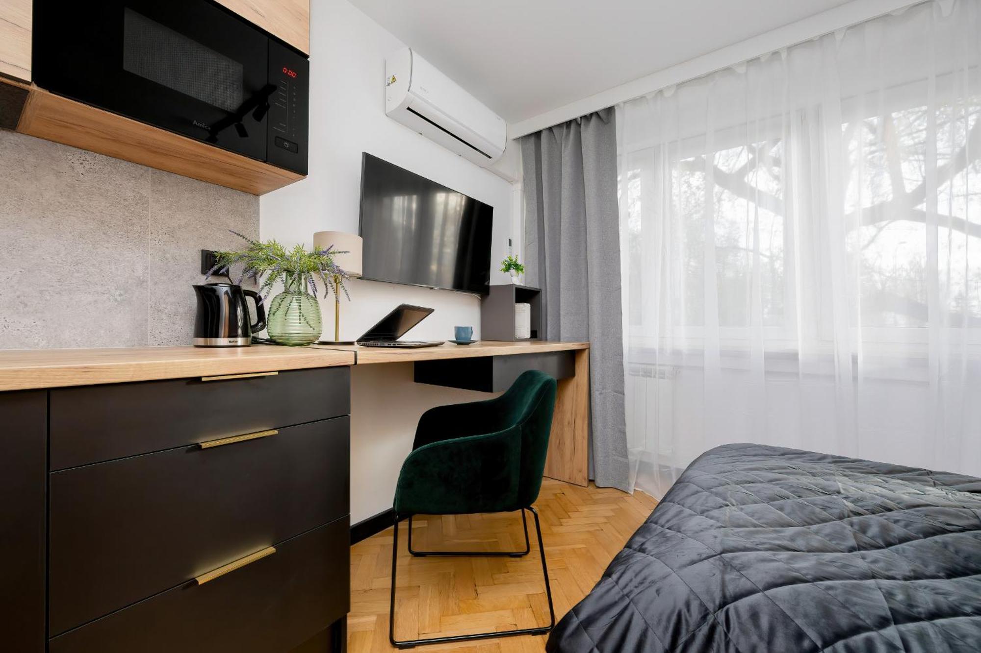 Modern Black & Wooden Apartment Warsaw Near The Airport By Noclegi Renters Zewnętrze zdjęcie